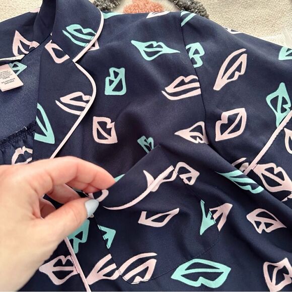 ᴇᴜᴄ ᴠꜱ ʟɪᴘꜱ ᴍᴏᴛɪꜰ ʙᴜᴛᴛᴏɴ ᴅᴏᴡɴ ꜱʟᴇᴇᴘ ꜱʜɪʀᴛ - Picture 8 of 16